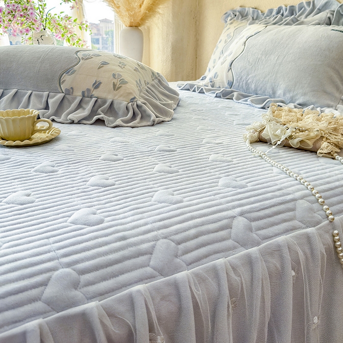 91家纺网 家纺一手货源 找家纺 宜凡家纺 2025新款牛奶绒雕花拼接刺绣床裙四件套 雾蓝漫织