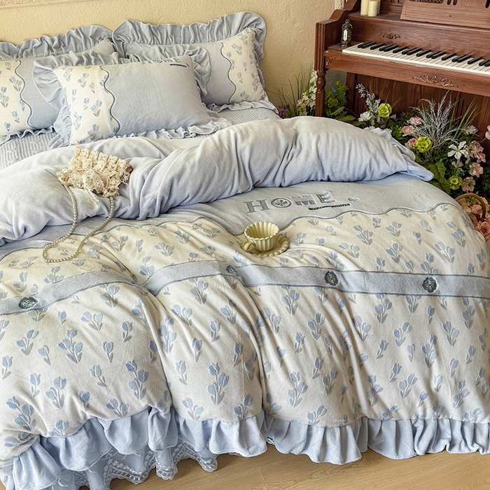 91家纺网 家纺一手货源 找家纺 宜凡家纺 2025新款牛奶绒雕花拼接刺绣床裙四件套 雾蓝漫织