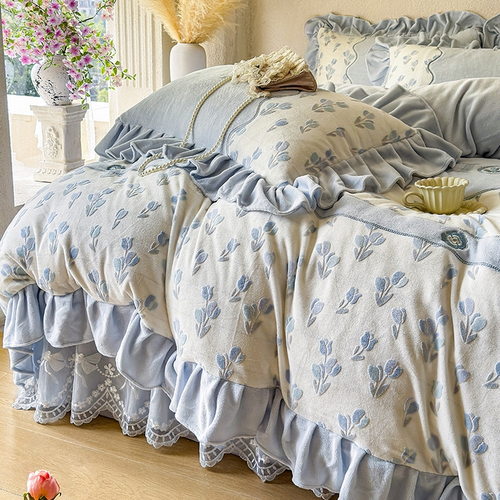 91家纺网 家纺一手货源 找家纺 宜凡家纺 2025新款牛奶绒雕花拼接刺绣床裙四件套 雾蓝漫织