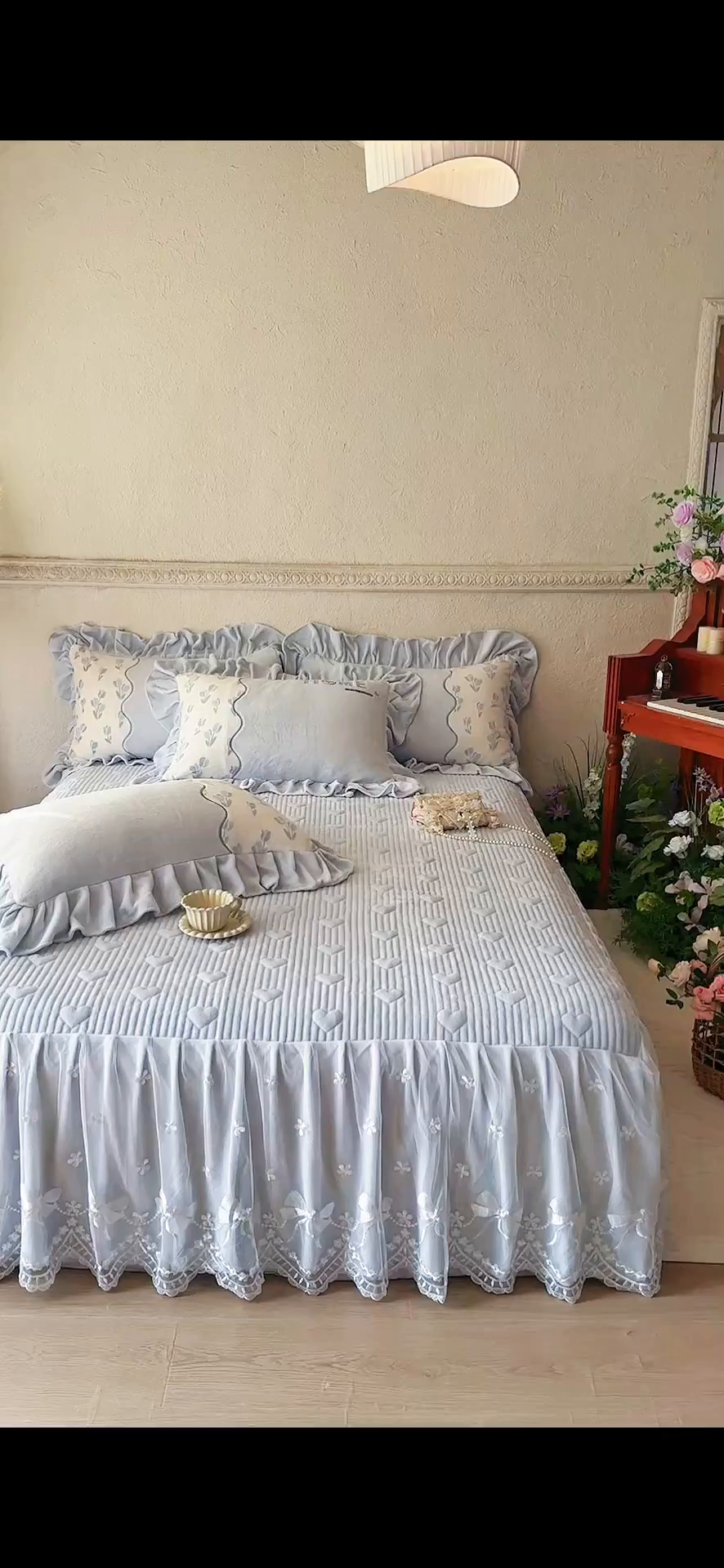 91家纺网 家纺一手货源 找家纺 宜凡家纺 2025新款牛奶绒雕花拼接刺绣床裙四件套 雾蓝漫织