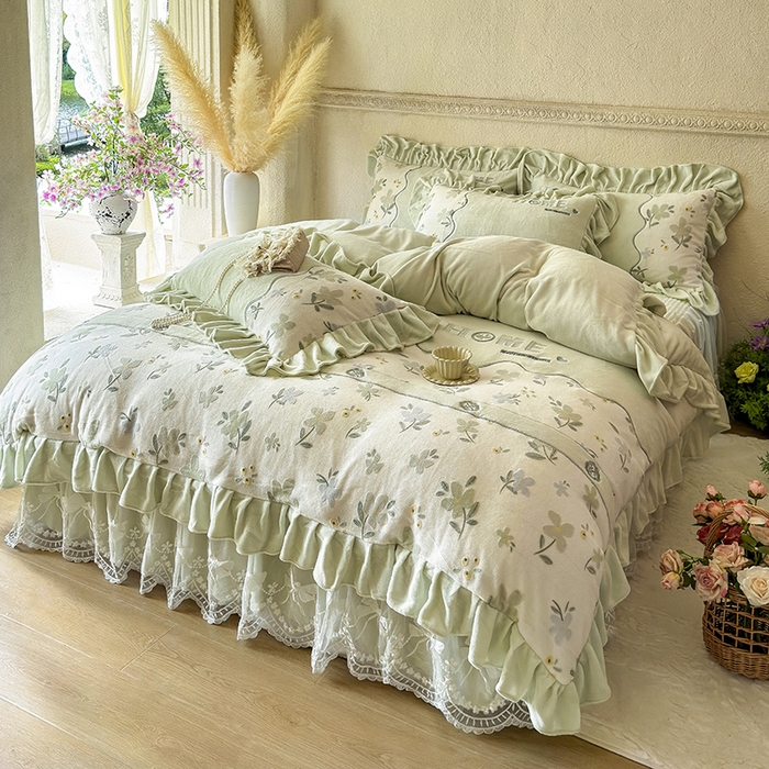 91家纺网 家纺一手货源 找家纺 宜凡家纺 2025新款牛奶绒雕花拼接刺绣床裙四件套 香槟漫月