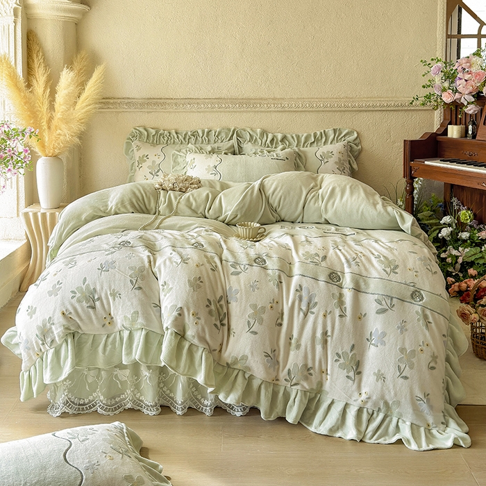 91家纺网 家纺一手货源 找家纺 宜凡家纺 2025新款牛奶绒雕花拼接刺绣床裙四件套 香槟漫月