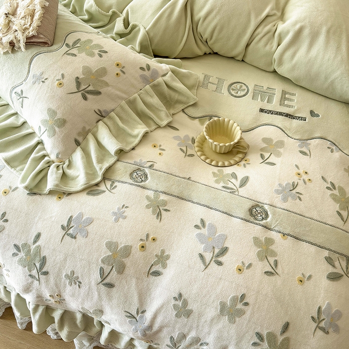 91家纺网 家纺一手货源 找家纺 宜凡家纺 2025新款牛奶绒雕花拼接刺绣床裙四件套 香槟漫月