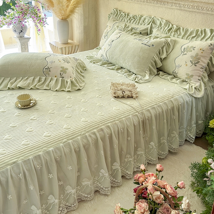 91家纺网 家纺一手货源 找家纺 宜凡家纺 2025新款牛奶绒雕花拼接刺绣床裙四件套 香槟漫月