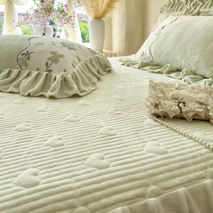 91家纺网 家纺一手货源 找家纺 宜凡家纺 2025新款牛奶绒雕花拼接刺绣床裙四件套 香槟漫月