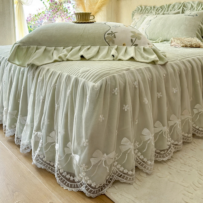 91家纺网 家纺一手货源 找家纺 宜凡家纺 2025新款牛奶绒雕花拼接刺绣床裙四件套 香槟漫月