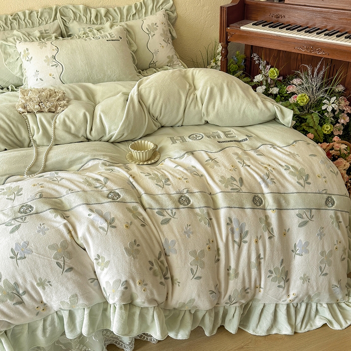 91家纺网 家纺一手货源 找家纺 宜凡家纺 2025新款牛奶绒雕花拼接刺绣床裙四件套 香槟漫月