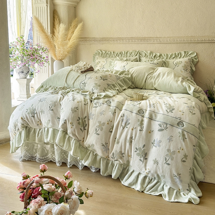 91家纺网 家纺一手货源 找家纺 宜凡家纺 2025新款牛奶绒雕花拼接刺绣床裙四件套 香槟漫月