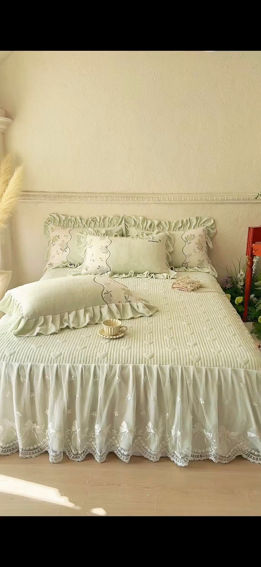 91家纺网 家纺一手货源 找家纺 宜凡家纺 2025新款牛奶绒雕花拼接刺绣床裙四件套 香槟漫月