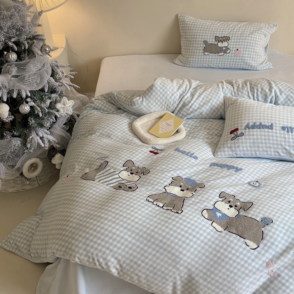 91家纺网 家纺一手货源 找家纺 鹿班家居 2025新款60S莱赛尔刺绣夏被系列-Q软小狗 场景二（标准会员-20） Q软小狗-粉色