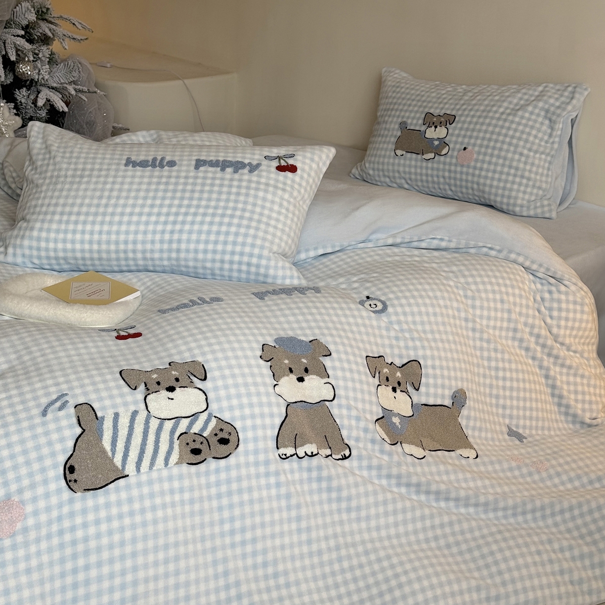 91家纺网 家纺一手货源 找家纺 （总）鹿班家居 2025新款冬季高克重牛奶绒毛巾绣系列四件套-小狗卷卷（标准会员-10元）