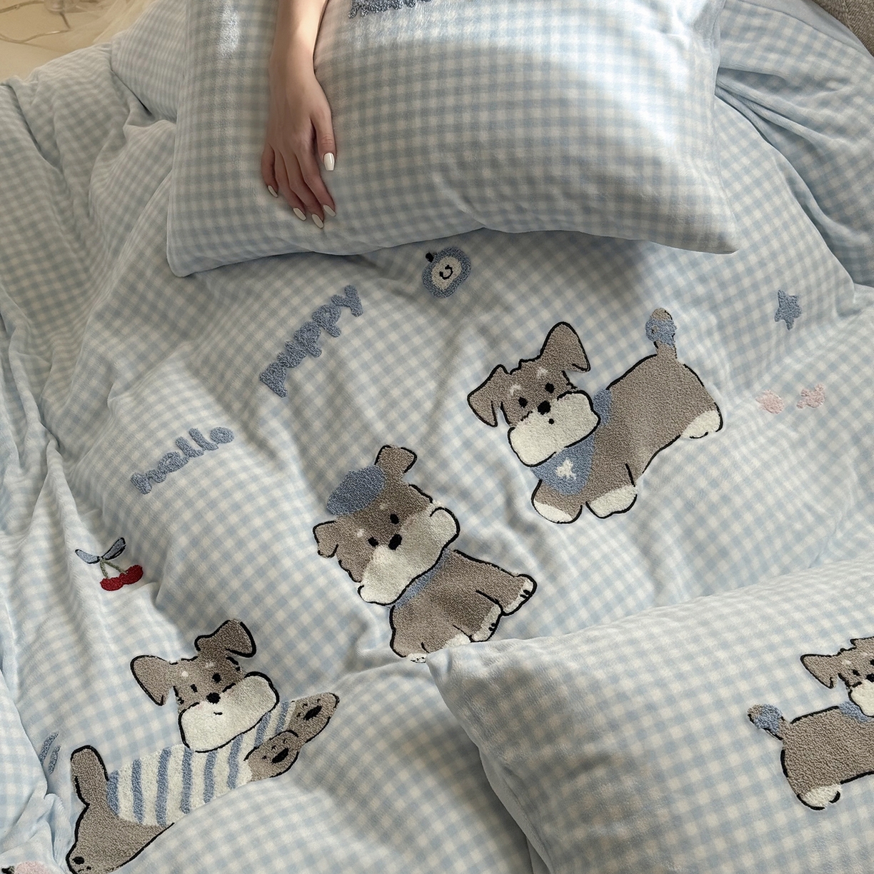 91家纺网 家纺一手货源 找家纺 （总）鹿班家居 2025新款冬季高克重牛奶绒毛巾绣系列四件套-小狗卷卷（标准会员-10元）