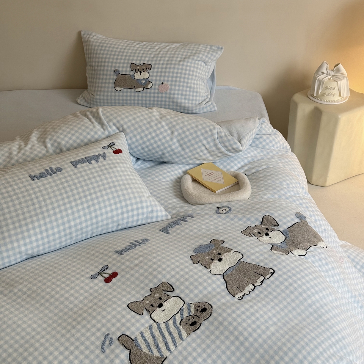 91家纺网 家纺一手货源 找家纺 （总）鹿班家居 2025新款冬季高克重牛奶绒毛巾绣系列四件套-小狗卷卷（标准会员-10元）