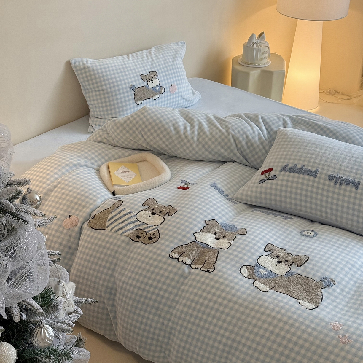 91家纺网 家纺一手货源 找家纺 （总）鹿班家居 2025新款冬季高克重牛奶绒毛巾绣系列四件套-小狗卷卷（标准会员-10元）