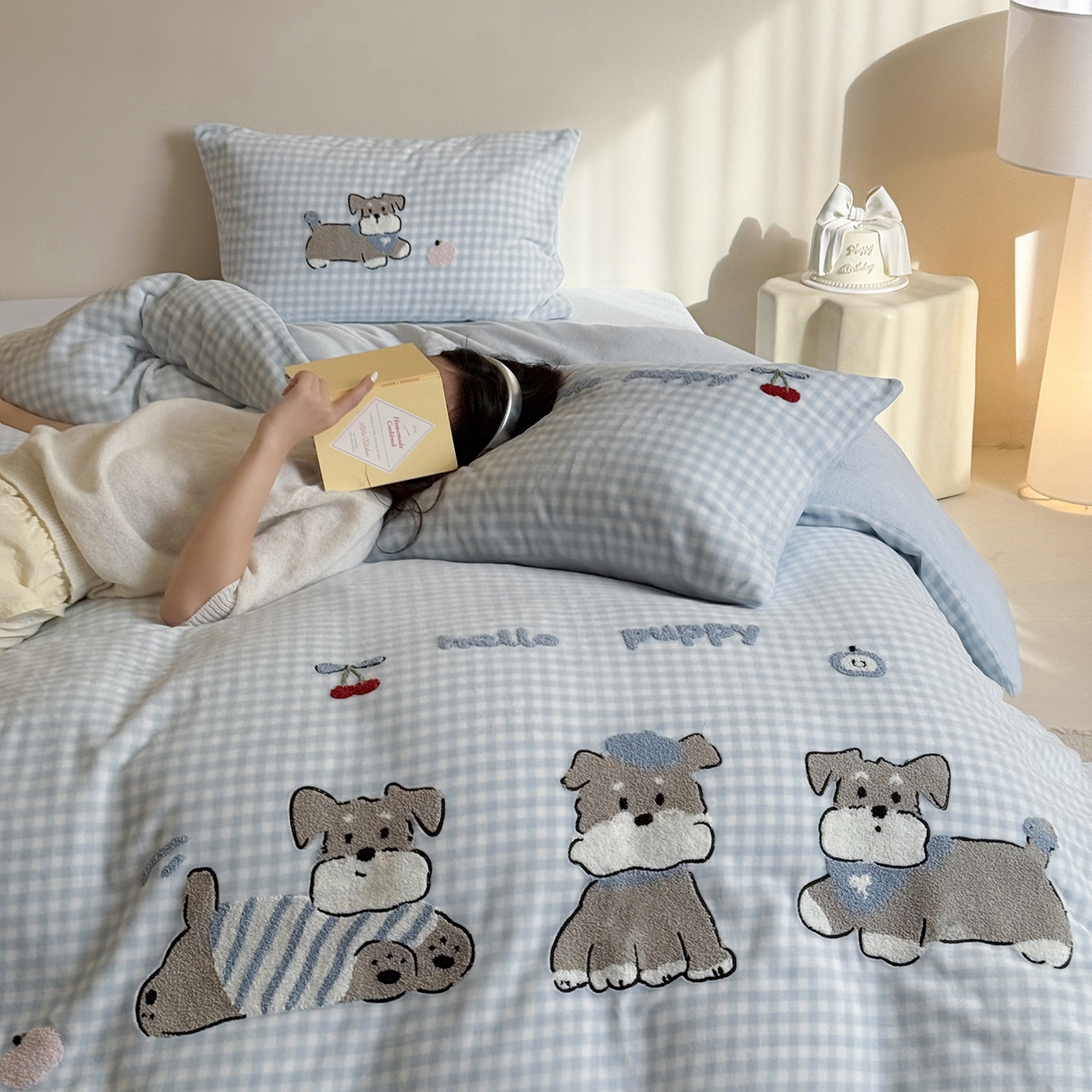 91家纺网 家纺一手货源 找家纺 （总）鹿班家居 2025新款冬季高克重牛奶绒毛巾绣系列四件套-小狗卷卷（标准会员-10元）