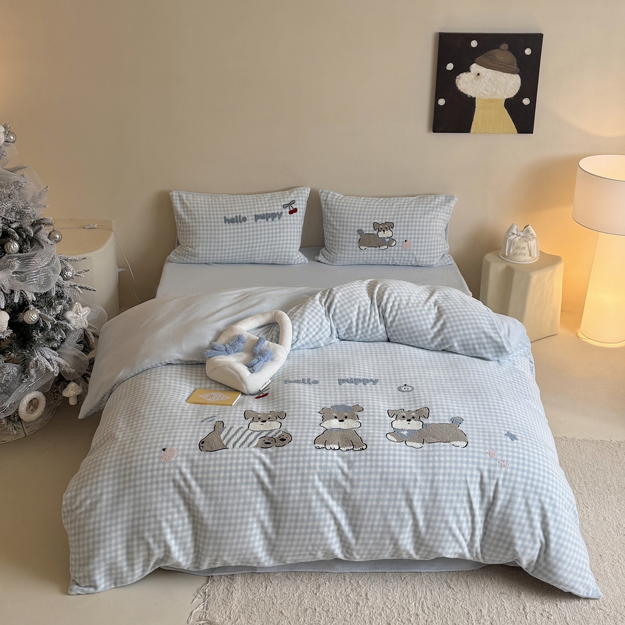 91家纺网 家纺一手货源 找家纺 鹿班家居 2025新款冬季高克重牛奶绒毛巾绣系列四件套-小狗卷卷 小狗卷卷-蓝色