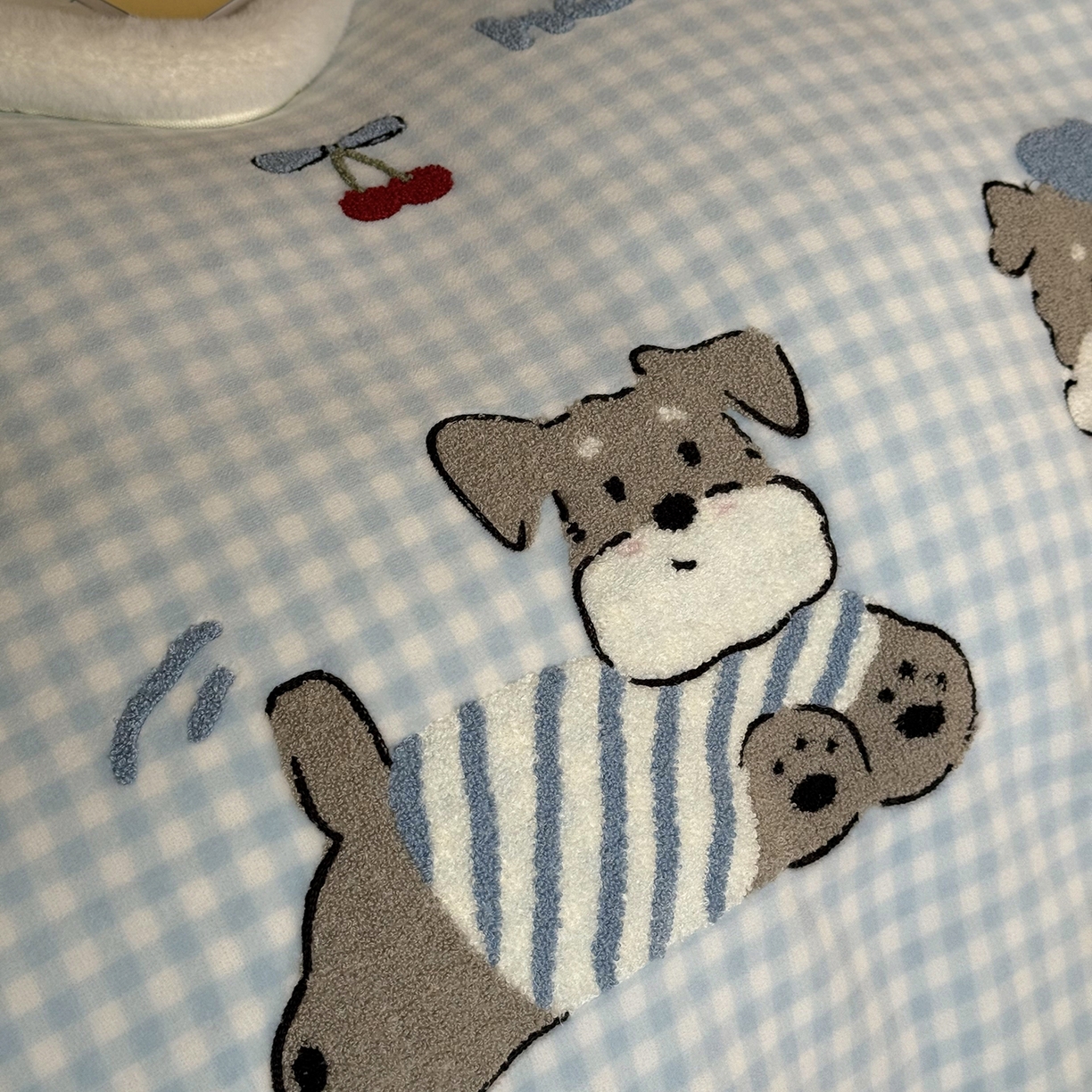 91家纺网 家纺一手货源 找家纺 鹿班家居 2025新款冬季高克重牛奶绒毛巾绣系列四件套-小狗卷卷 小狗卷卷-蓝色