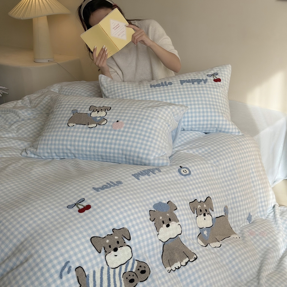 91家纺网 家纺一手货源 找家纺 鹿班家居 2025新款冬季高克重牛奶绒毛巾绣系列四件套-小狗卷卷 小狗卷卷-蓝色