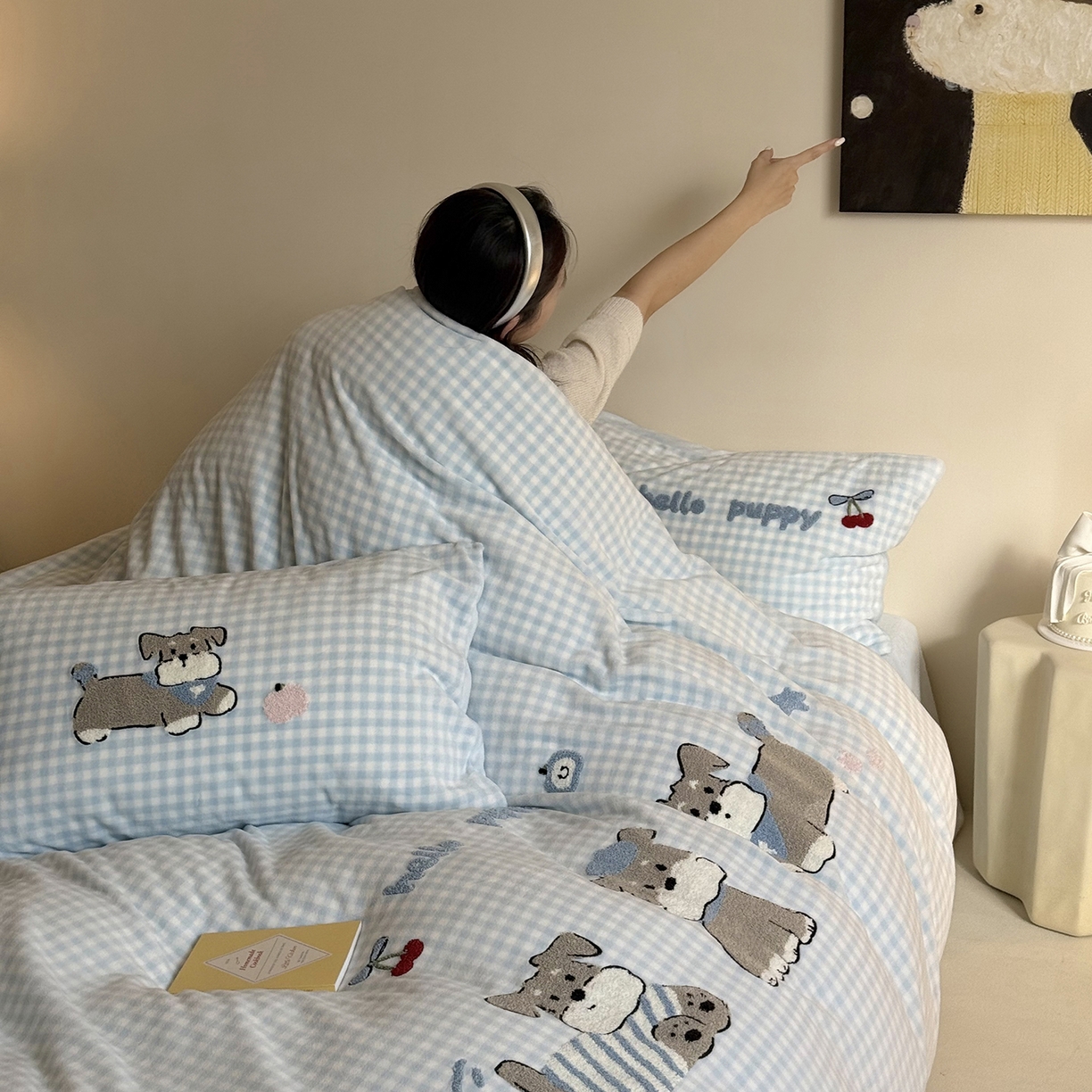 91家纺网 家纺一手货源 找家纺 鹿班家居 2025新款冬季高克重牛奶绒毛巾绣系列四件套-小狗卷卷 小狗卷卷-蓝色