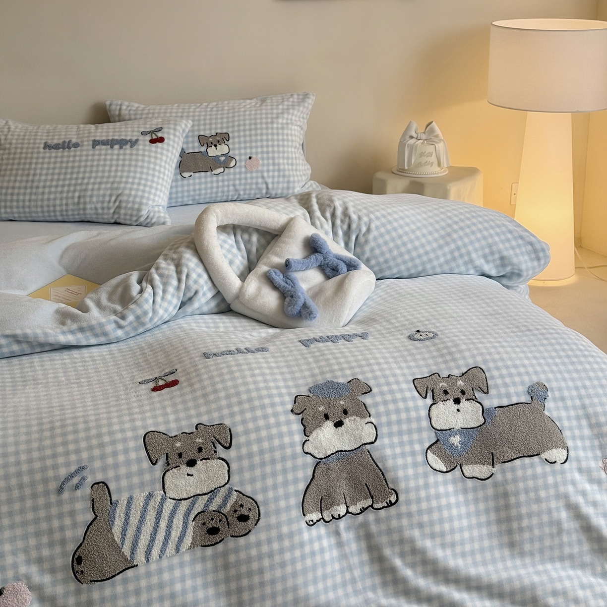 91家纺网 家纺一手货源 找家纺 鹿班家居 2025新款冬季高克重牛奶绒毛巾绣系列四件套-小狗卷卷 小狗卷卷-蓝色