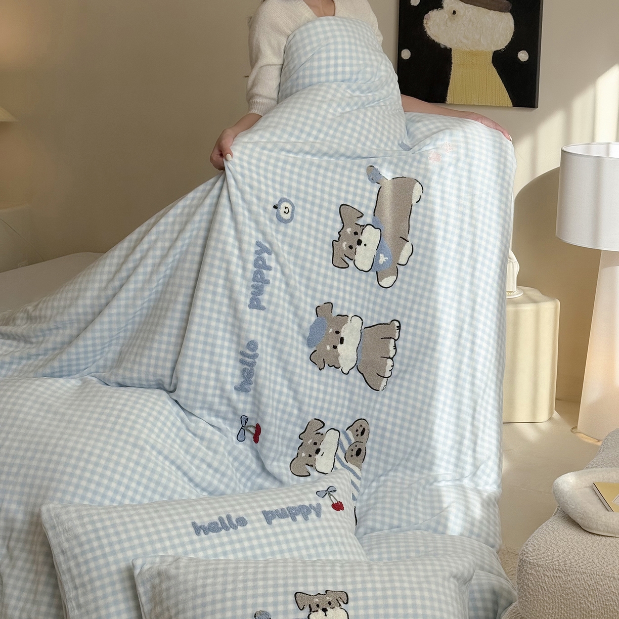 91家纺网 家纺一手货源 找家纺 鹿班家居 2025新款冬季高克重牛奶绒毛巾绣系列四件套-小狗卷卷 小狗卷卷-蓝色