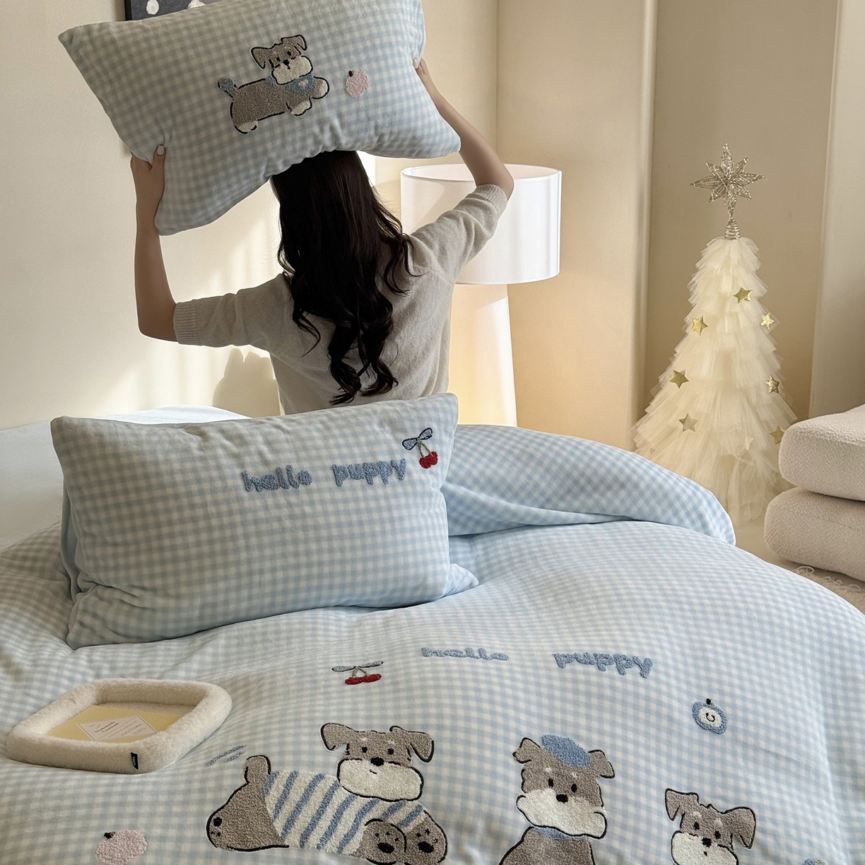 91家纺网 家纺一手货源 找家纺 鹿班家居 2025新款冬季高克重牛奶绒毛巾绣系列四件套-小狗卷卷 小狗卷卷-蓝色