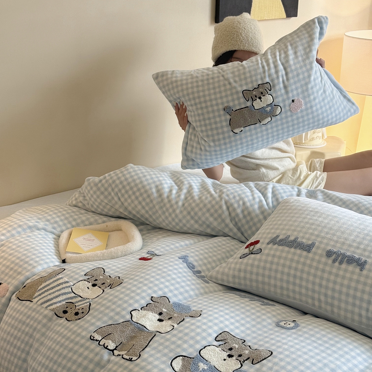 91家纺网 家纺一手货源 找家纺 鹿班家居 2025新款冬季高克重牛奶绒毛巾绣系列四件套-小狗卷卷 小狗卷卷-蓝色