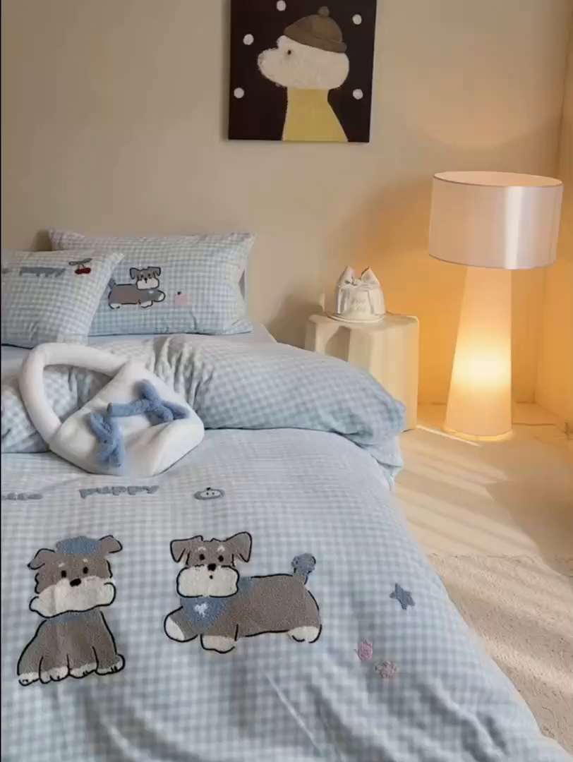 91家纺网 家纺一手货源 找家纺 鹿班家居 2025新款冬季高克重牛奶绒毛巾绣系列四件套-小狗卷卷 小狗卷卷-蓝色