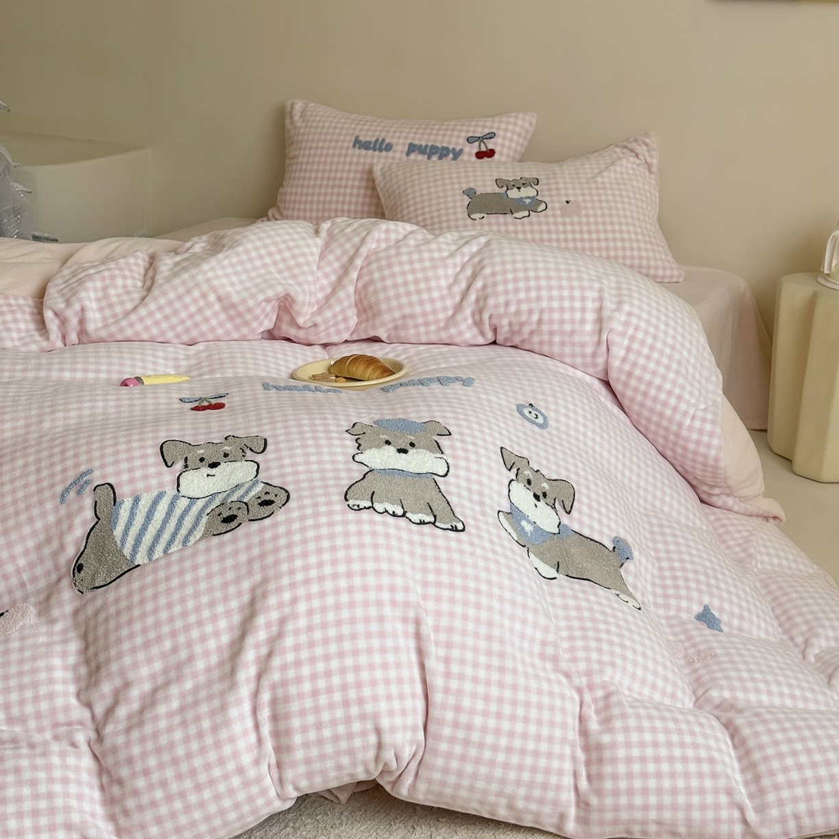 鹿班家居 2025新款冬季高克重牛奶绒毛巾绣系列四件套-小狗卷卷 小狗卷卷-粉色