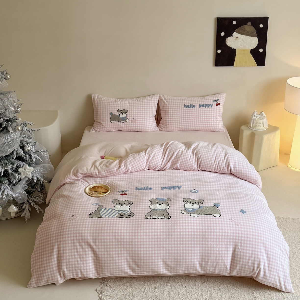 91家纺网 家纺一手货源 找家纺 鹿班家居 2025新款冬季高克重牛奶绒毛巾绣系列四件套-小狗卷卷 小狗卷卷-粉色