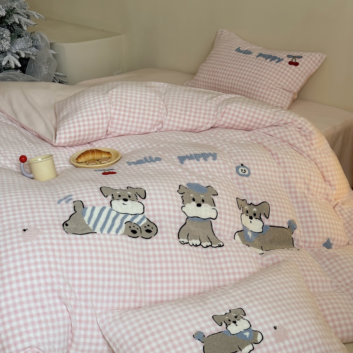 91家纺网 家纺一手货源 找家纺 鹿班家居 2025新款冬季高克重牛奶绒毛巾绣系列四件套-小狗卷卷 小狗卷卷-粉色