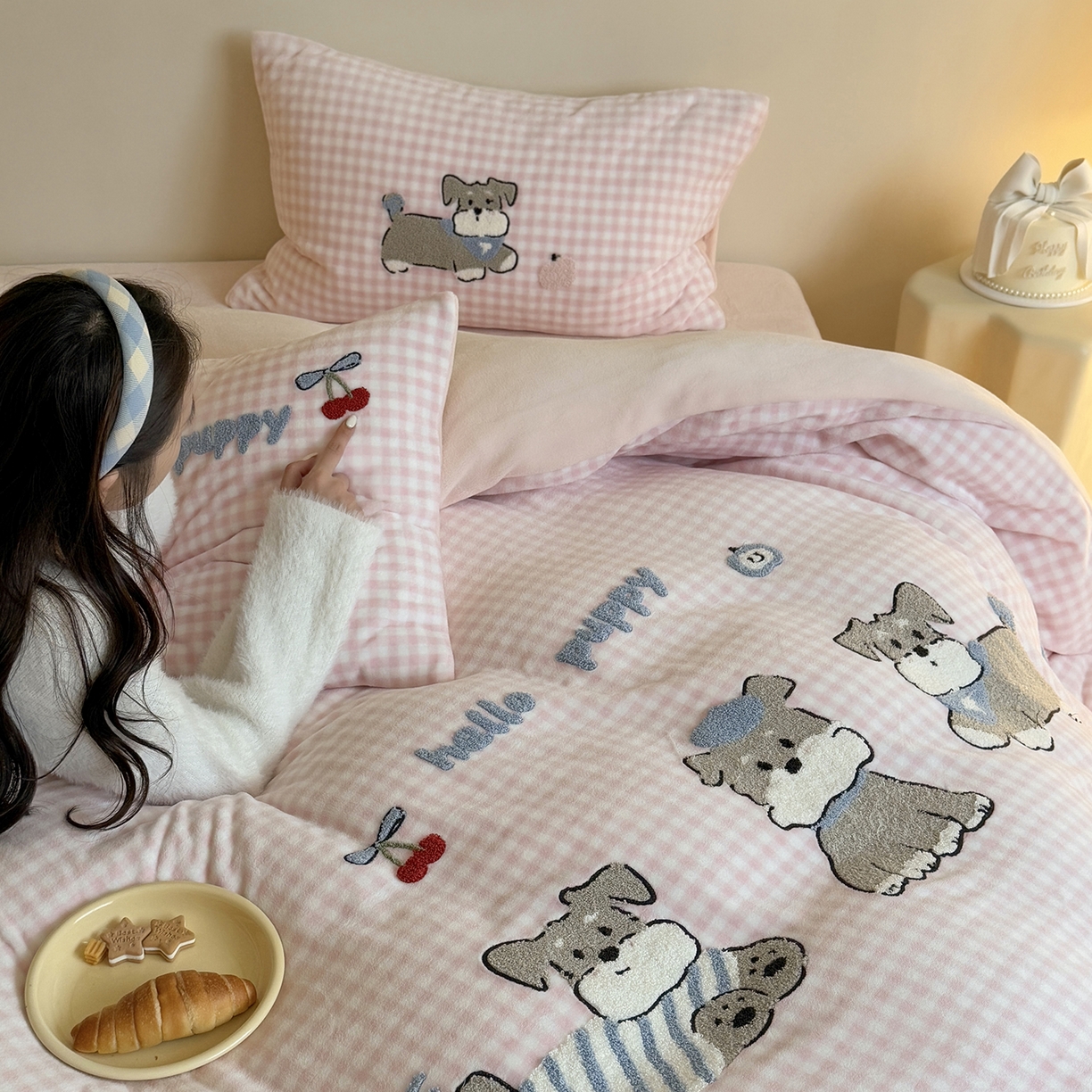 91家纺网 家纺一手货源 找家纺 鹿班家居 2025新款冬季高克重牛奶绒毛巾绣系列四件套-小狗卷卷 小狗卷卷-粉色