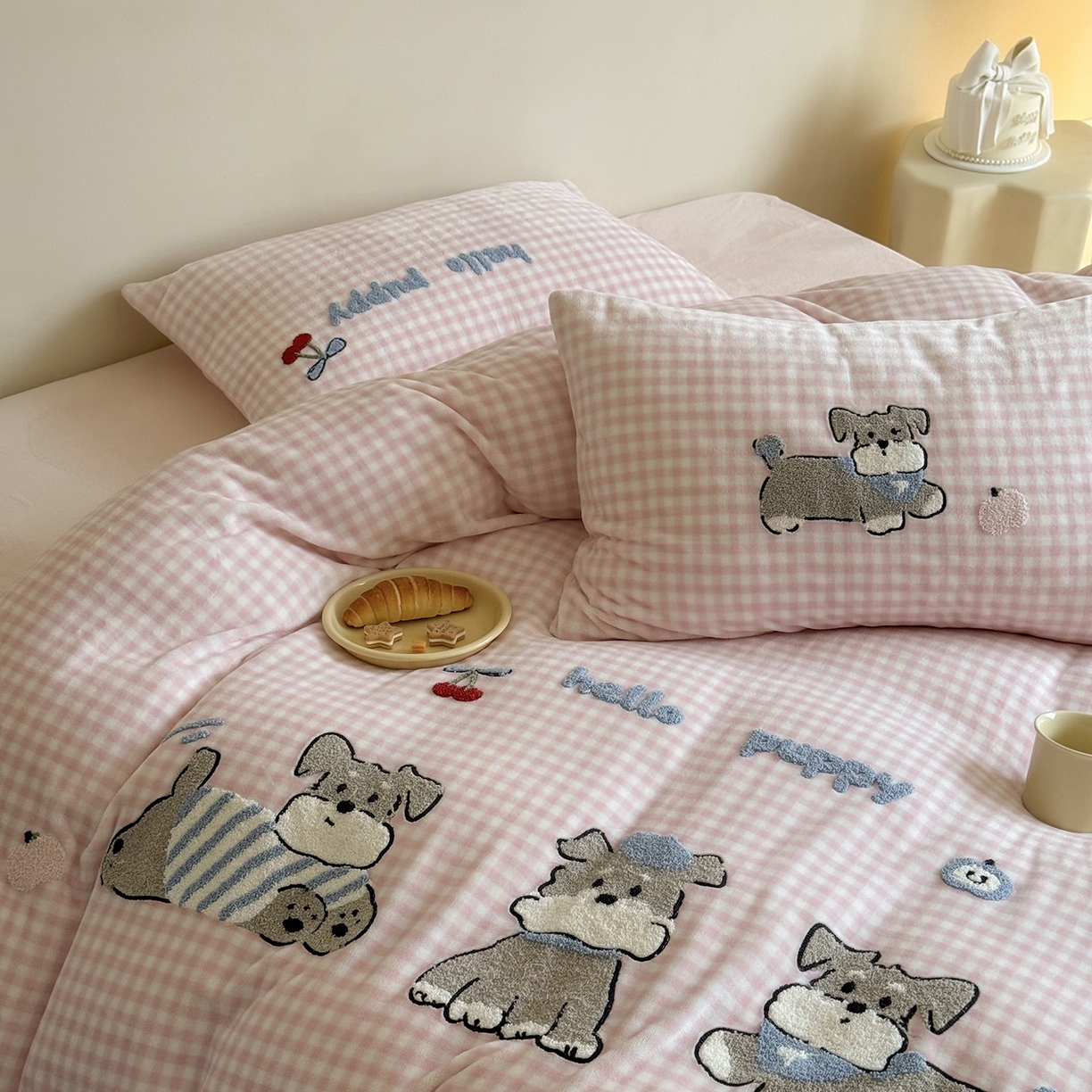 91家纺网 家纺一手货源 找家纺 鹿班家居 2025新款冬季高克重牛奶绒毛巾绣系列四件套-小狗卷卷 小狗卷卷-粉色