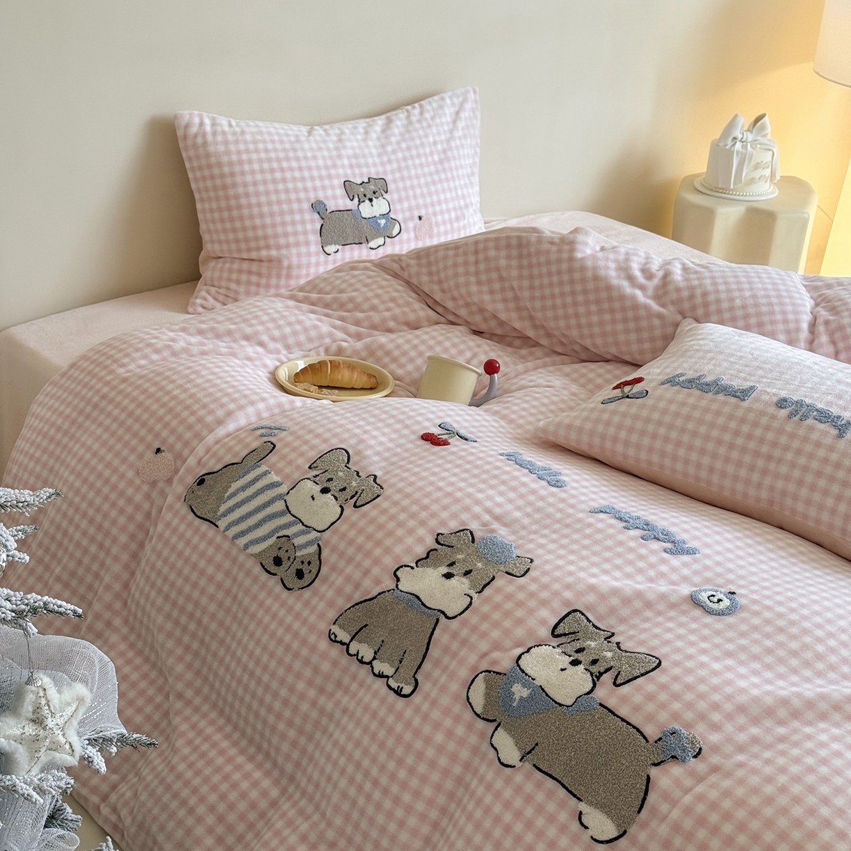 91家纺网 家纺一手货源 找家纺 鹿班家居 2025新款冬季高克重牛奶绒毛巾绣系列四件套-小狗卷卷 小狗卷卷-粉色