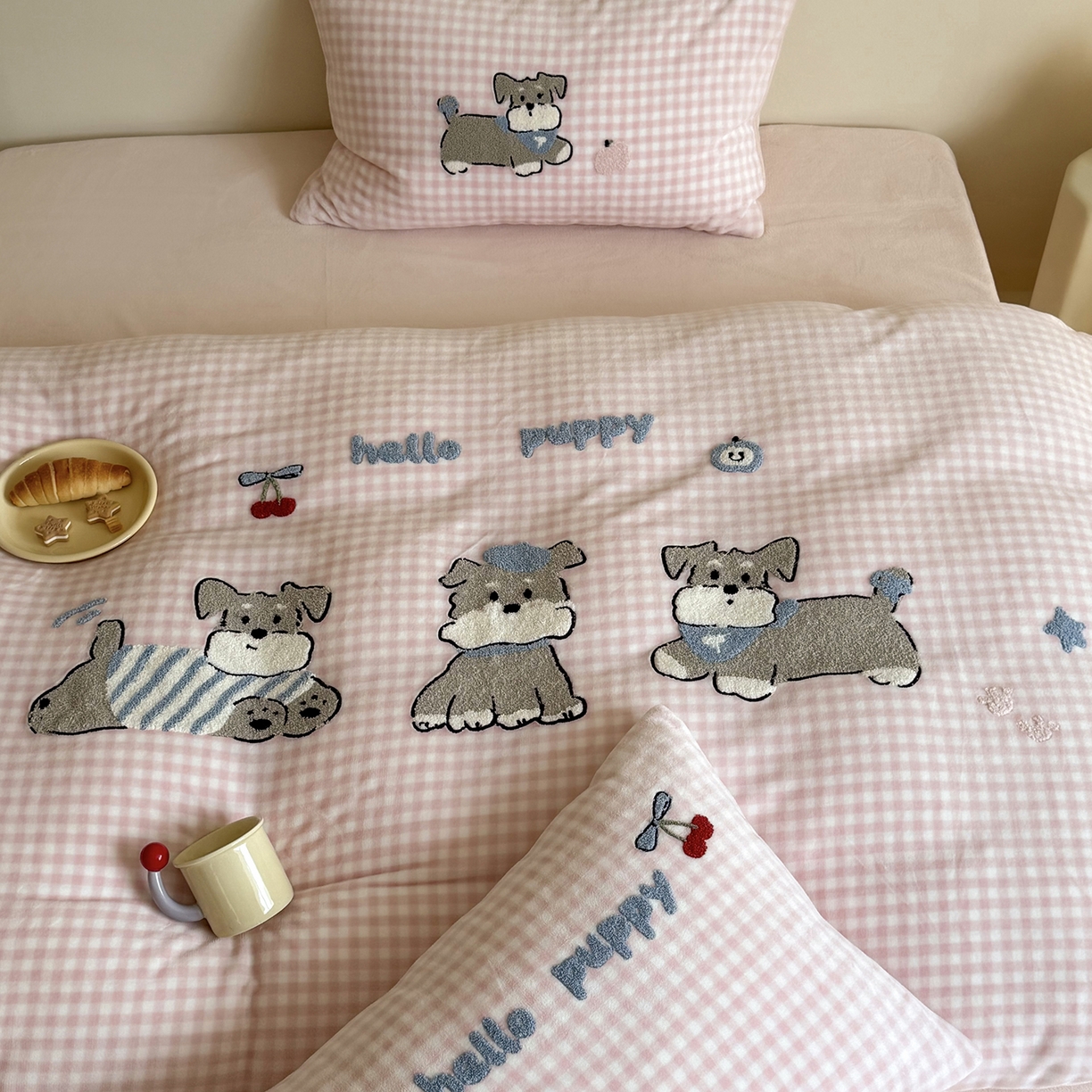 91家纺网 家纺一手货源 找家纺 鹿班家居 2025新款冬季高克重牛奶绒毛巾绣系列四件套-小狗卷卷 小狗卷卷-粉色