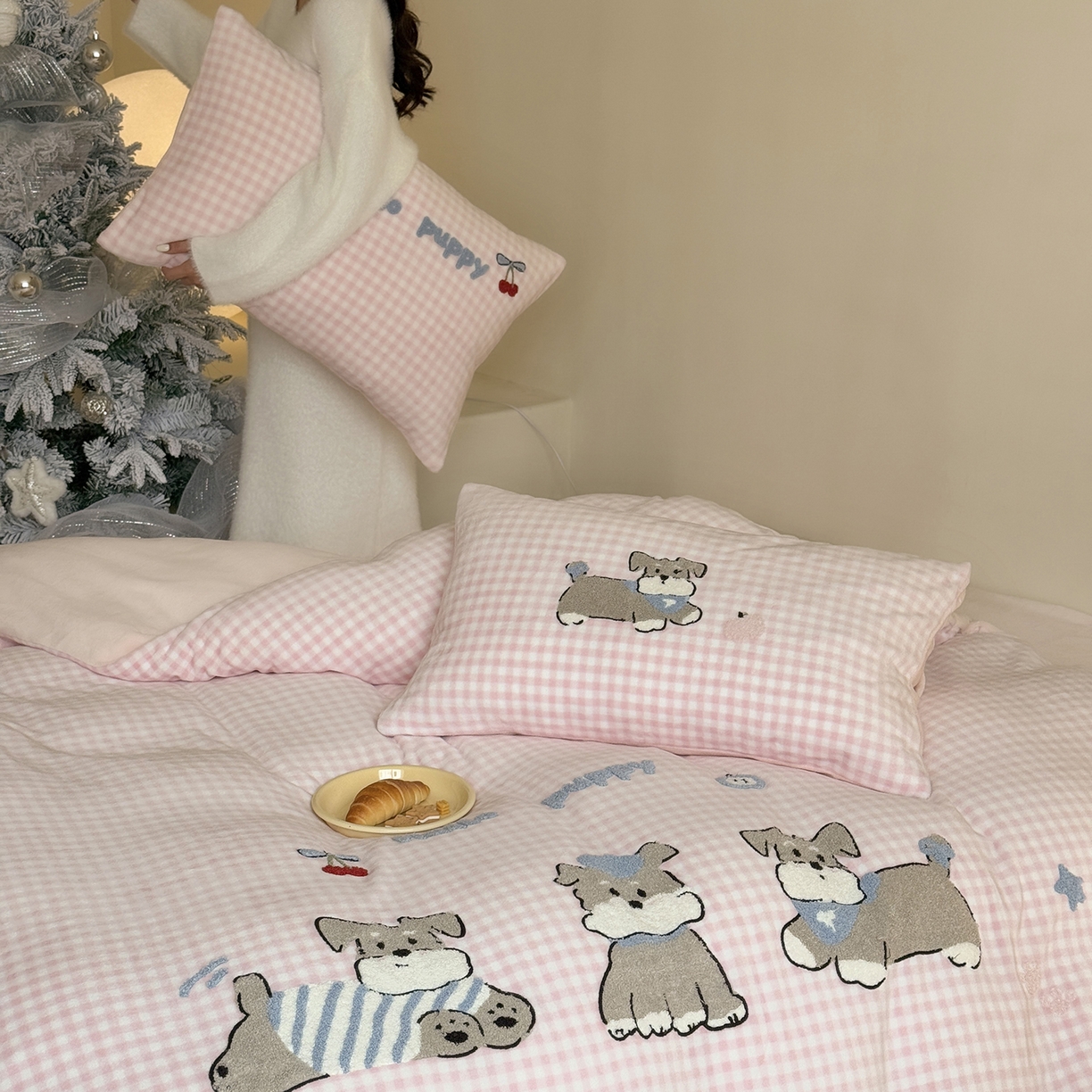 91家纺网 家纺一手货源 找家纺 鹿班家居 2025新款冬季高克重牛奶绒毛巾绣系列四件套-小狗卷卷 小狗卷卷-粉色