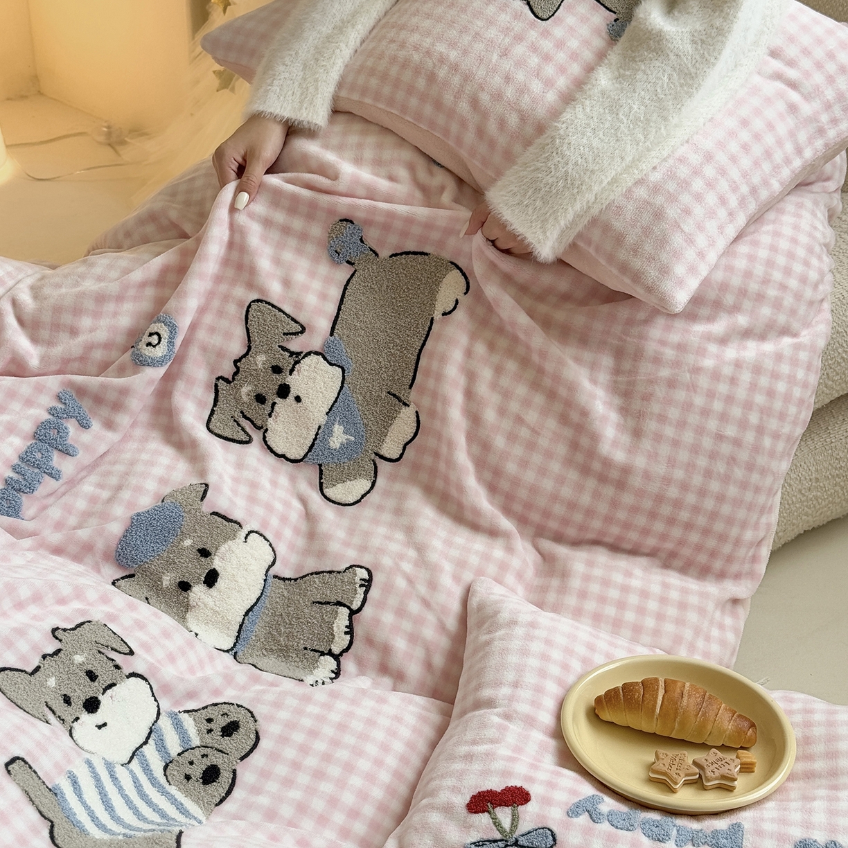 91家纺网 家纺一手货源 找家纺 鹿班家居 2025新款冬季高克重牛奶绒毛巾绣系列四件套-小狗卷卷 小狗卷卷-粉色