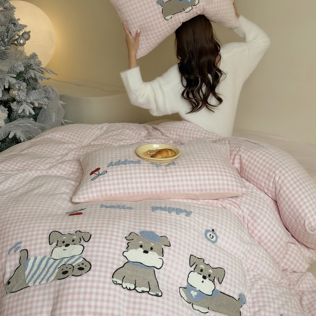 91家纺网 家纺一手货源 找家纺 鹿班家居 2025新款冬季高克重牛奶绒毛巾绣系列四件套-小狗卷卷 小狗卷卷-粉色