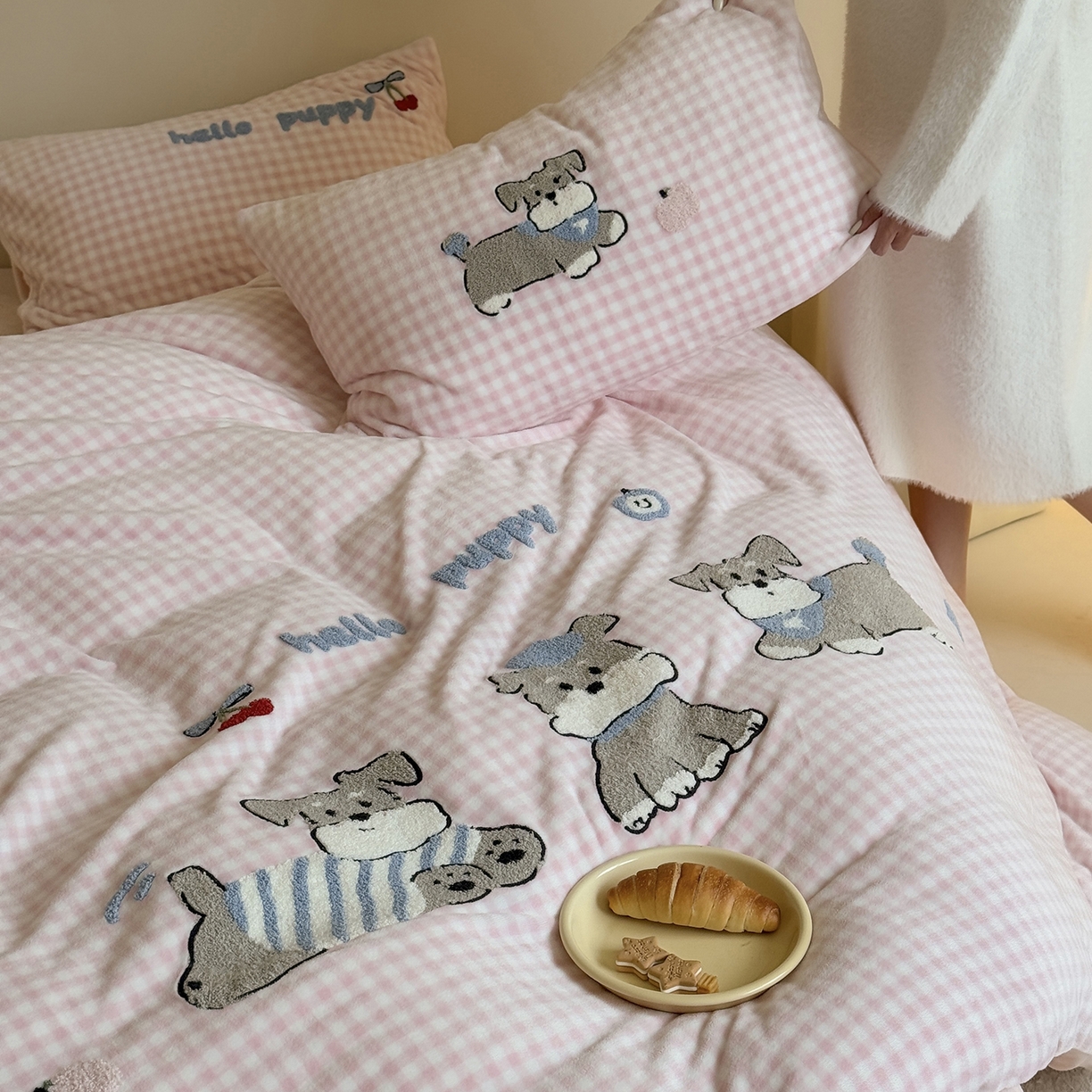 91家纺网 家纺一手货源 找家纺 鹿班家居 2025新款冬季高克重牛奶绒毛巾绣系列四件套-小狗卷卷 小狗卷卷-粉色