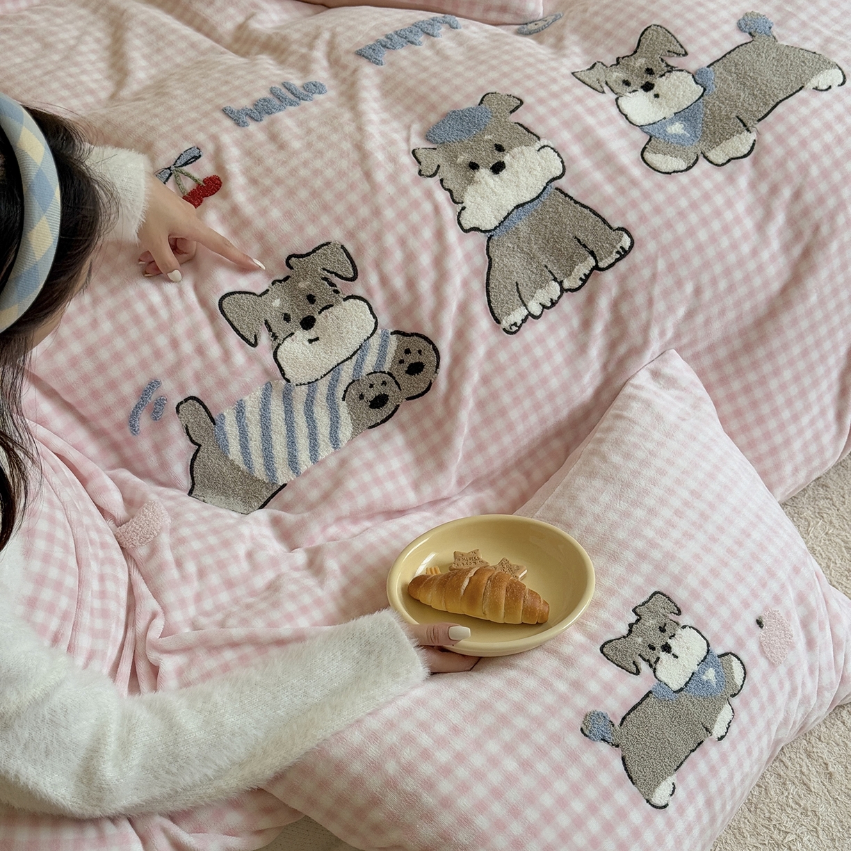 91家纺网 家纺一手货源 找家纺 鹿班家居 2025新款冬季高克重牛奶绒毛巾绣系列四件套-小狗卷卷 小狗卷卷-粉色