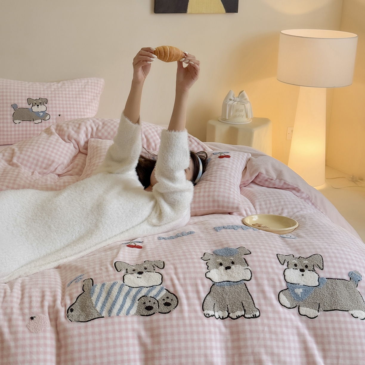 91家纺网 家纺一手货源 找家纺 鹿班家居 2025新款冬季高克重牛奶绒毛巾绣系列四件套-小狗卷卷 小狗卷卷-粉色