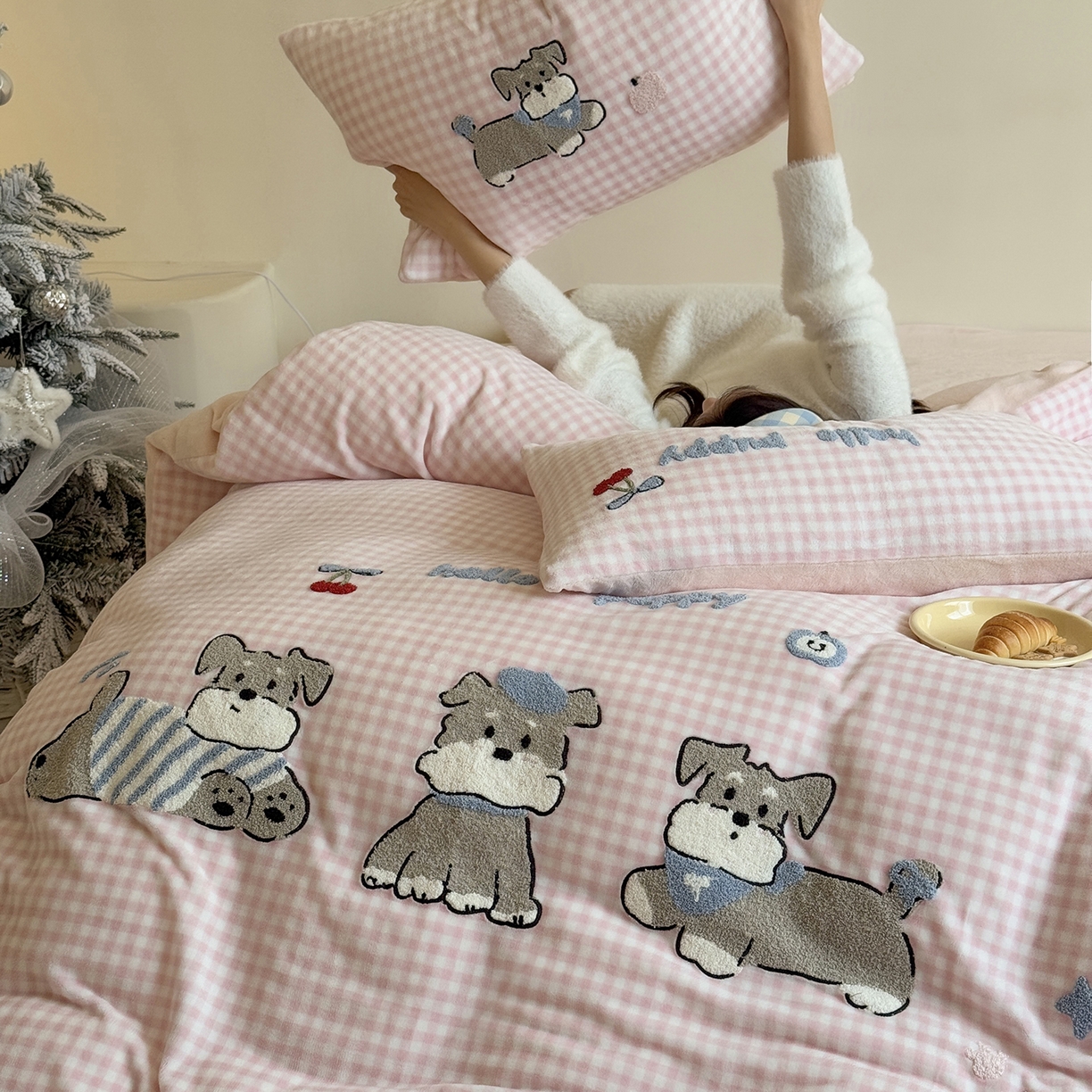 91家纺网 家纺一手货源 找家纺 鹿班家居 2025新款冬季高克重牛奶绒毛巾绣系列四件套-小狗卷卷 小狗卷卷-粉色