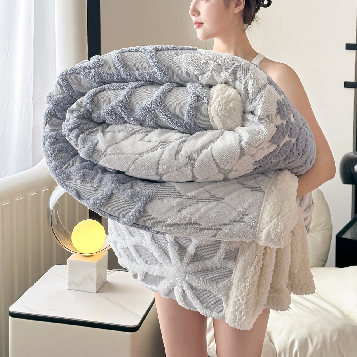 91家纺网 家纺一手货源 找家纺 丹本家纺 2025新款阳离子提花镂空色织多功能盖毯塔芙绒羊羔绒毛毯毯子 绽放-雾蓝