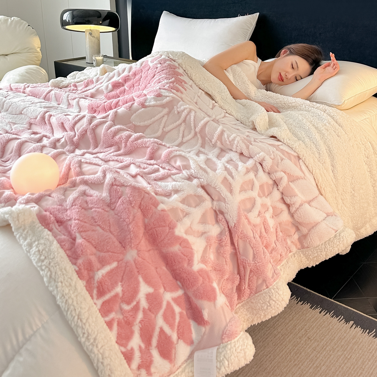 91家纺网 家纺一手货源 找家纺 （总）丹本家纺 2025新款阳离子提花镂空色织多功能盖毯塔芙绒羊羔绒毛毯毯子