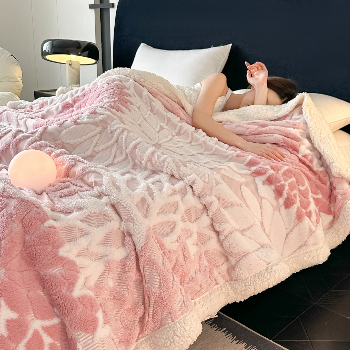 91家纺网 家纺一手货源 找家纺 （总）丹本家纺 2025新款阳离子提花镂空色织多功能盖毯塔芙绒羊羔绒毛毯毯子