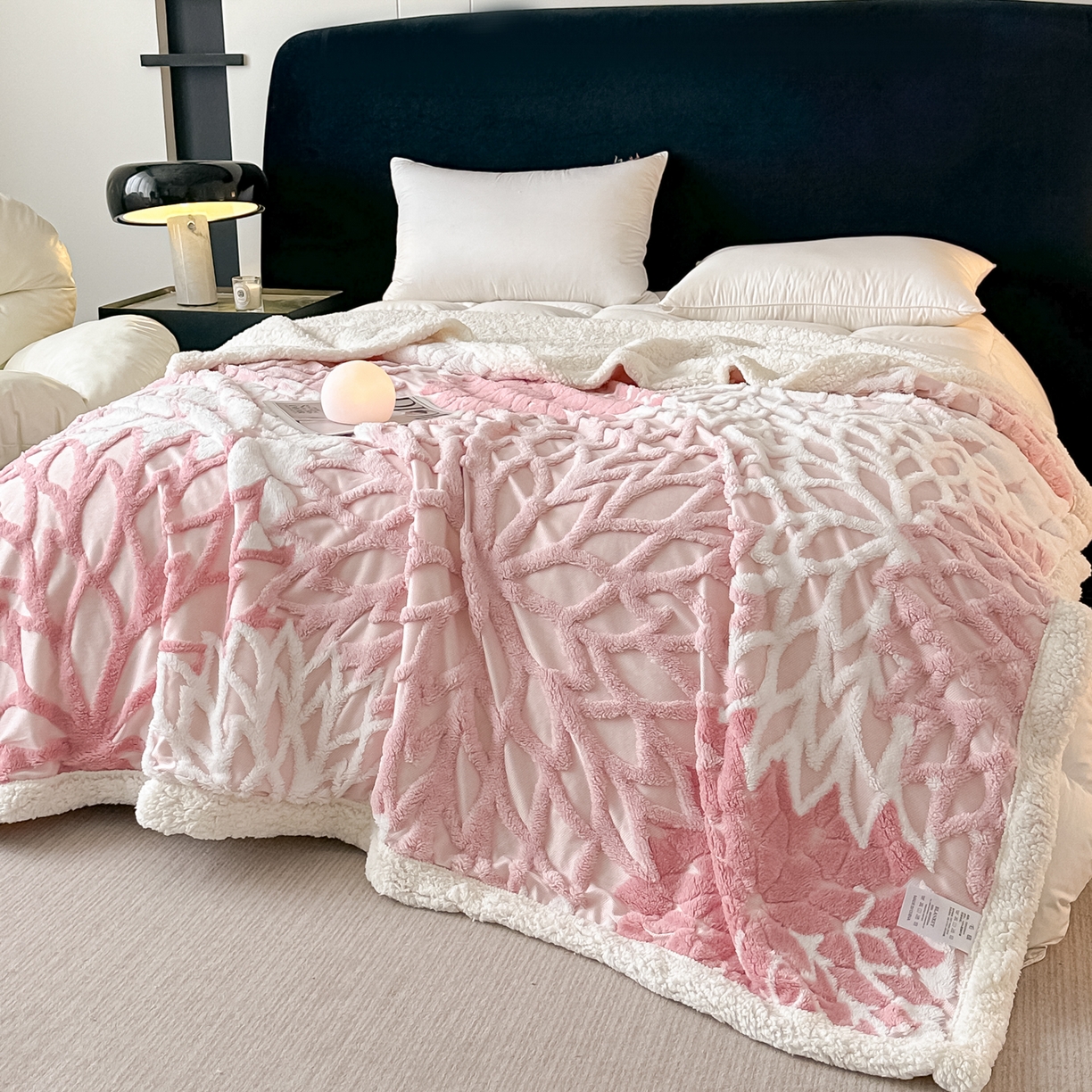 91家纺网 家纺一手货源 找家纺 （总）丹本家纺 2025新款阳离子提花镂空色织多功能盖毯塔芙绒羊羔绒毛毯毯子