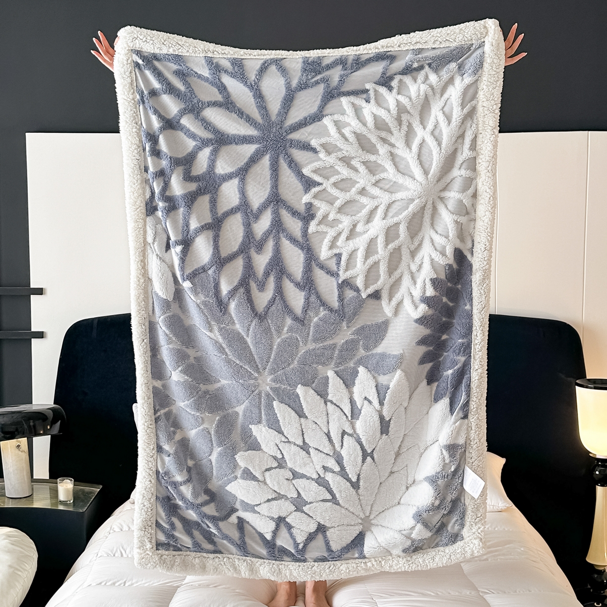 91家纺网 家纺一手货源 找家纺 丹本家纺 2025新款阳离子提花镂空色织多功能盖毯塔芙绒羊羔绒毛毯毯子 绽放-雾蓝