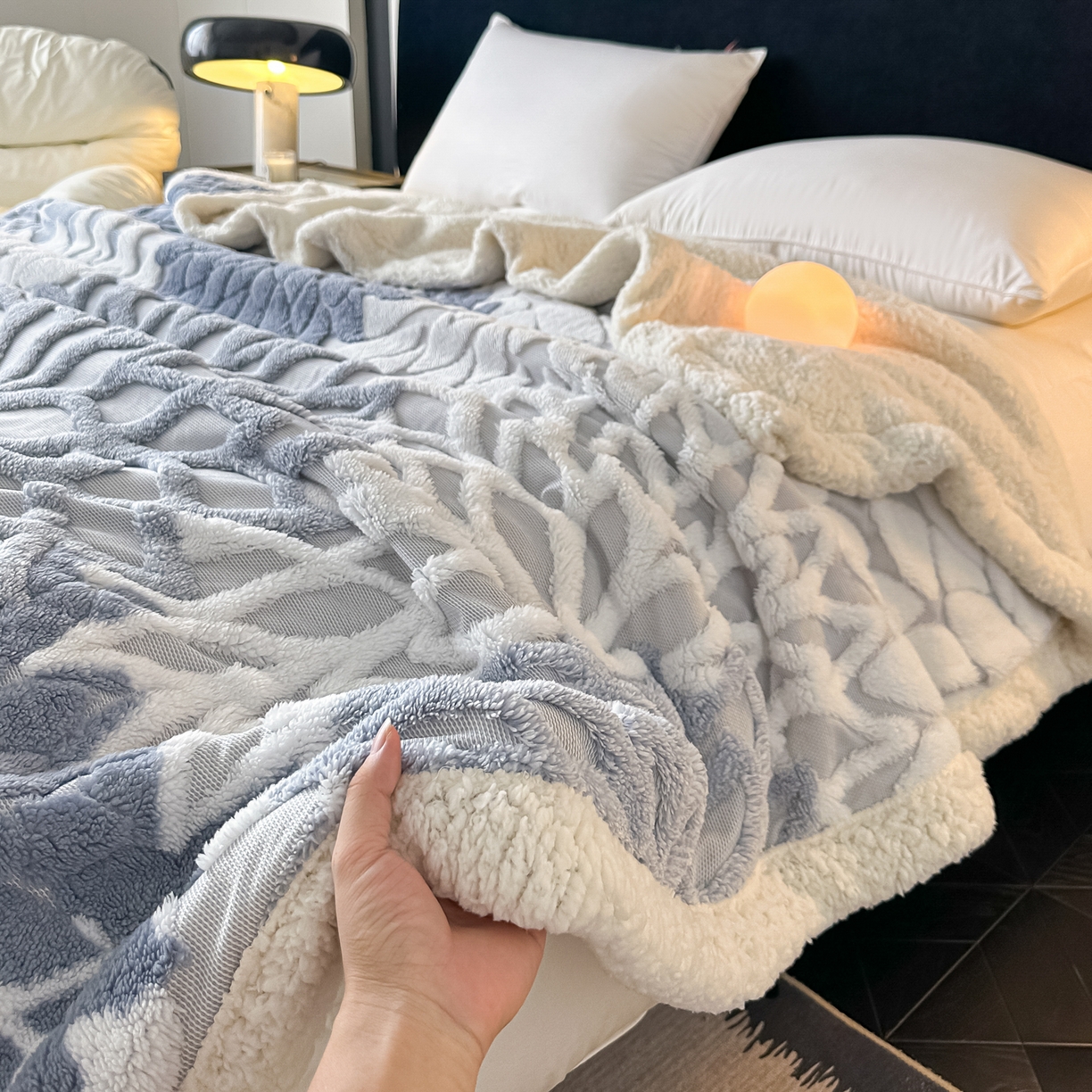 91家纺网 家纺一手货源 找家纺 丹本家纺 2025新款阳离子提花镂空色织多功能盖毯塔芙绒羊羔绒毛毯毯子 绽放-雾蓝