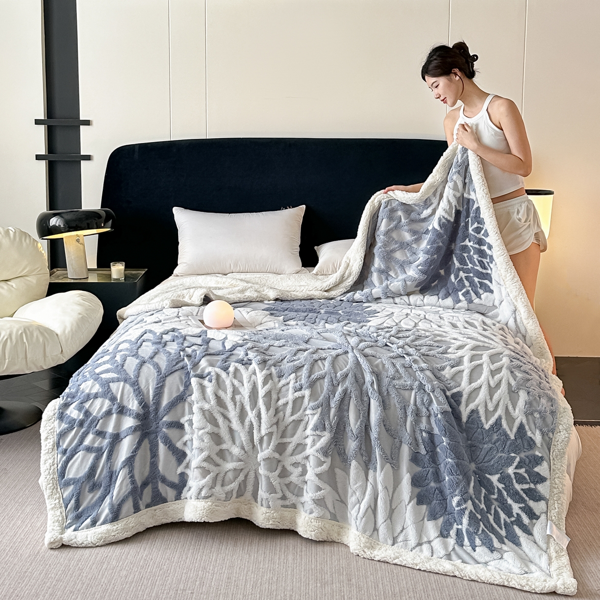 91家纺网 家纺一手货源 找家纺 丹本家纺 2025新款阳离子提花镂空色织多功能盖毯塔芙绒羊羔绒毛毯毯子 绽放-雾蓝