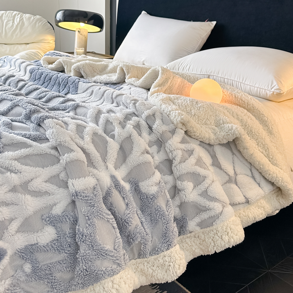 91家纺网 家纺一手货源 找家纺 丹本家纺 2025新款阳离子提花镂空色织多功能盖毯塔芙绒羊羔绒毛毯毯子 绽放-雾蓝